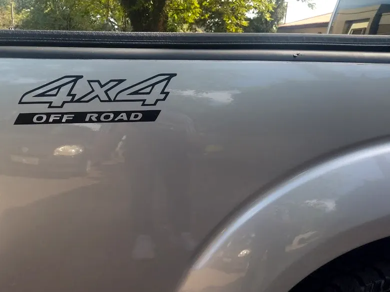 Adesivo 4x4 Off Road aplicado na caçamba de uma caminhonete prata