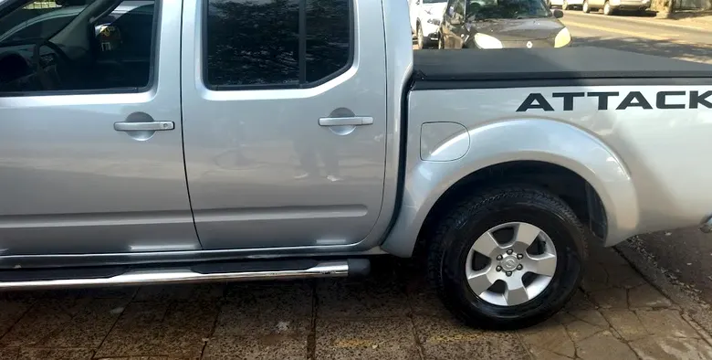 Adesivo Attack aplicado na lateral de uma caminhonete prata