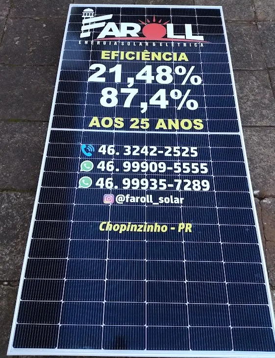 Peça personalizada da Faroll Energia Solar aplicada sobre um painel solar