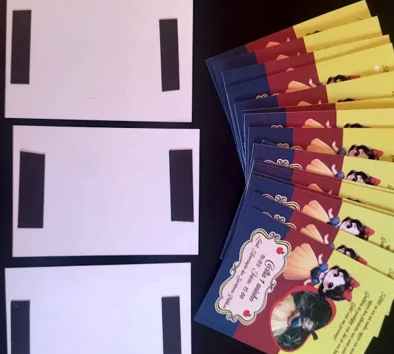 Convites personalizados mostrando frente e verso