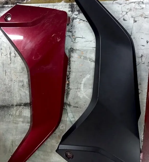 Duas peças de carenagem automotiva personalizadas, uma vermelha e uma preta