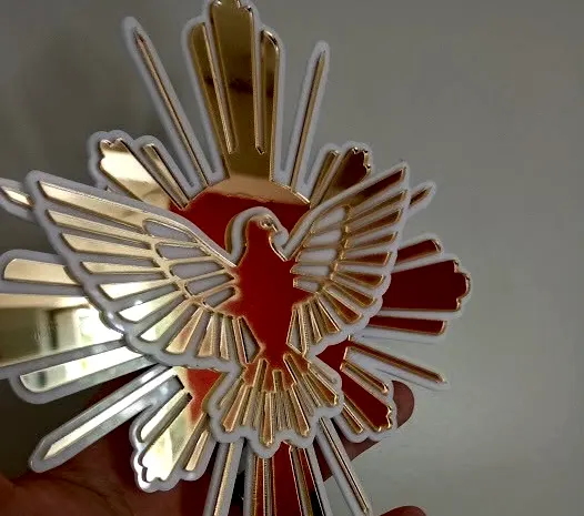 Topo de bolo em acrílico espelhado dourado com desenho do Divino Espírito Santo